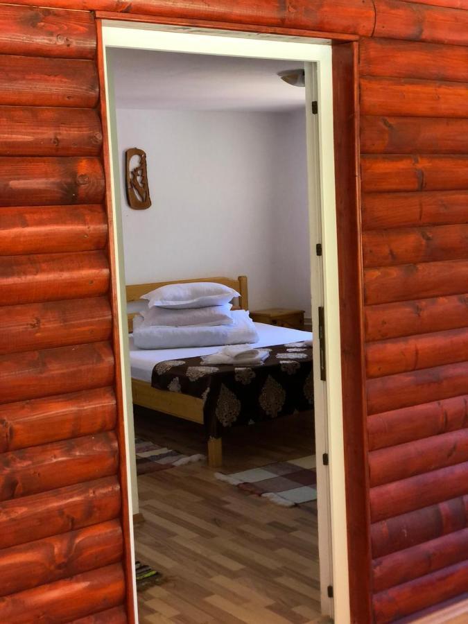 Pensiunea Cerbul Lacu Rosu Esterno foto